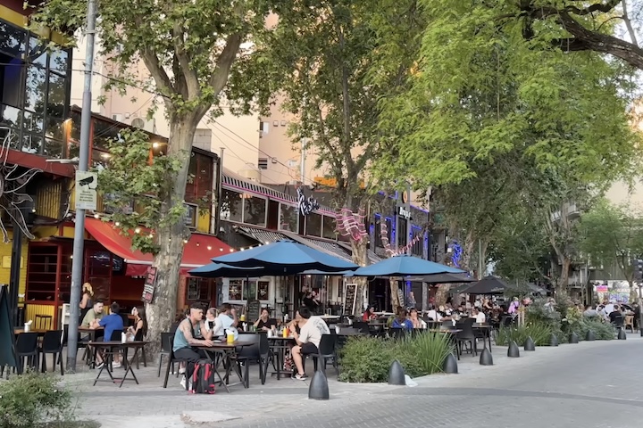 Atualmente, estima-se que Palermo tenha cerca de 250 mil habitantes. O bairro se consolidou como um dos endereços mais valorizados e desejados da capital argentina.