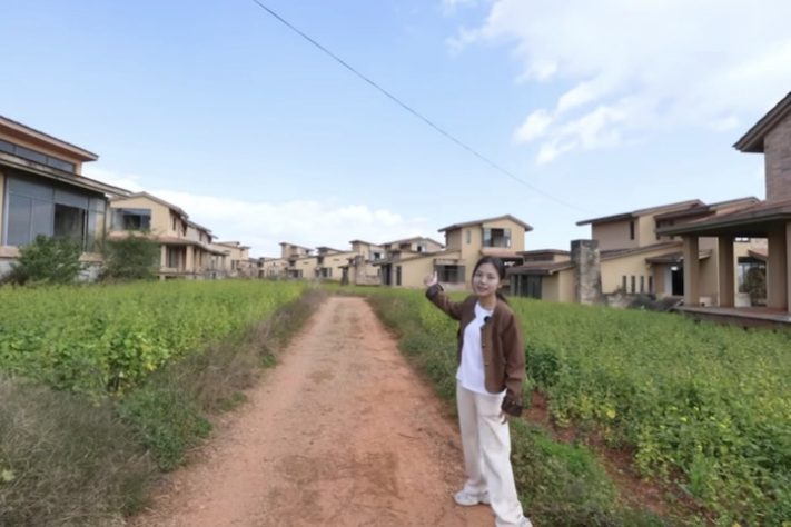 Vila com mais de 100 mansões de luxo abandonadas chama a atenção em província da China - Reprodução/YouTube