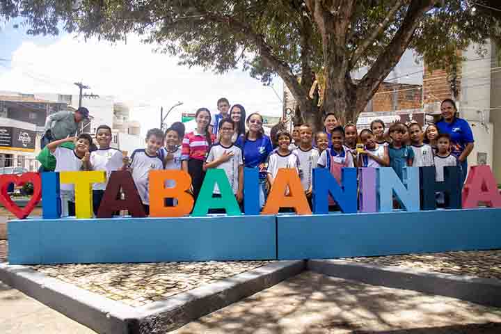 O motivo? Itabaianinha, que fica a cerca de 120 km da capital Aracaju, possui um número incomum de moradores com nanismo.