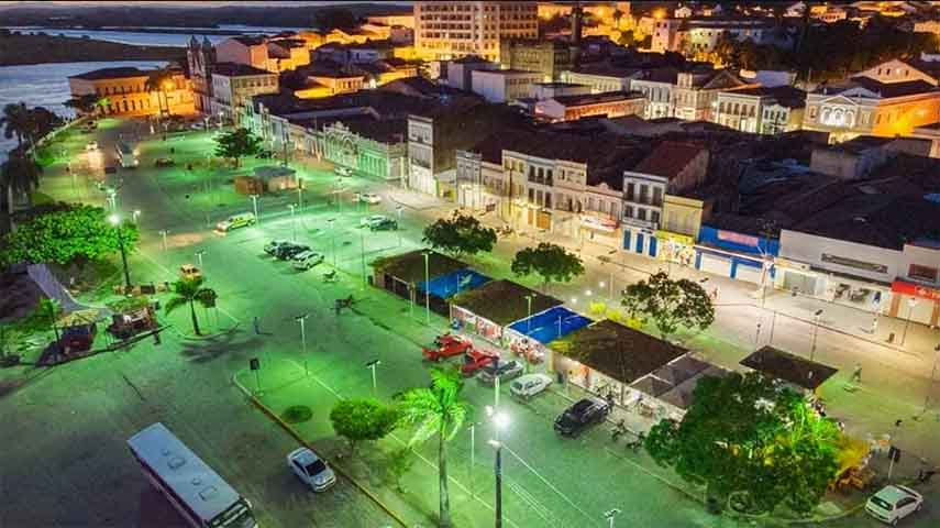 Durante o Natal, apresentações de reisado e pastoril tomam conta das praças, mantendo viva a herança folclórica da cidade.
