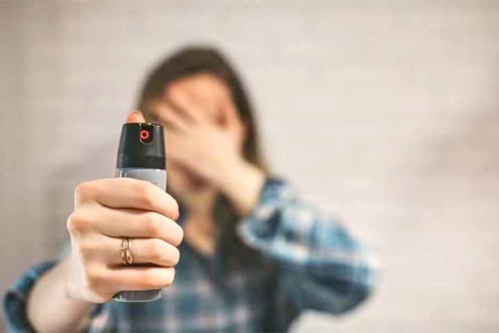 O produto contém substâncias naturais, como o extrato de pimenta ou gengibre, que causam irritação nos olhos, na pele e nas vias respiratórias, provocando lacrimejamento intenso, tosse, dificuldade para respirar e desorientação momentânea. 
