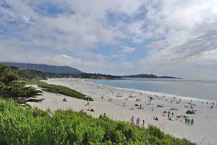 O contato com a natureza é outro ponto que define o estilo de vida local. Carmel Beach, com sua areia branca e pôr do sol cinematográfico, é uma das praias mais belas do litoral californiano. 
