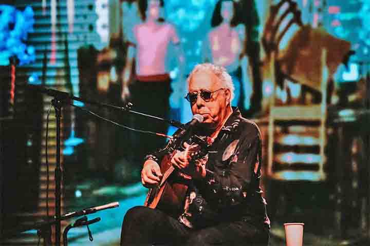 O comunicado oficial que anunciou sua morte destacou o espírito vibrante que acompanhou o artista até seus últimos dias. “Jards Macalé nos deixou hoje. Chegou a acordar de uma cirurgia cantando ‘Meu Nome é Gal’, com toda a energia e bom humor que sempre teve”, descreveu a publicação.
