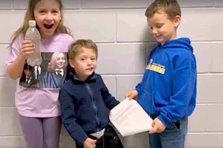 A mulher, hoje com 35 anos, recebeu um telefonema da escola para contar do achado, que foi objeto de uma aula na classe de sua filha. ‘Aprendi na escola que a água tem que passar por ciclos para tirar todas as coisas ruins, como germes e muitas outras coisas”, dizia o texto.

