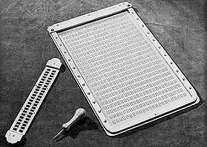 Hoje, o braille Ã© uma das conquistas mais importantes na histÃ³ria da acessibilidade. Presente em livros, elevadores, embalagens, placas de sinalizaÃ§Ã£o e equipamentos pÃºblicos, ele representa nÃ£o apenas um mÃ©todo de leitura e escrita, mas um sÃ­mbolo de inclusÃ£o e autonomia. 
