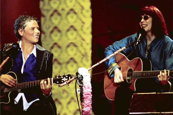 O trabalho vendeu mais de um milhão de cópias e ganhou o Grammy Latino de Melhor Álbum de Rock Brasileiro, consagrando Cássia como uma das maiores vozes do país.
