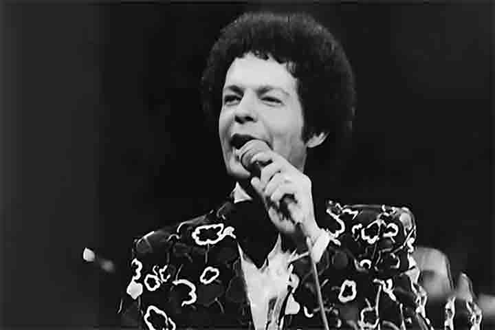 A consagração definitiva veio com o lançamento de “Conceição”, em 1956, canção de Dunga e Jair Amorim que se tornaria seu maior êxito comercial e um símbolo de sua carreira.
