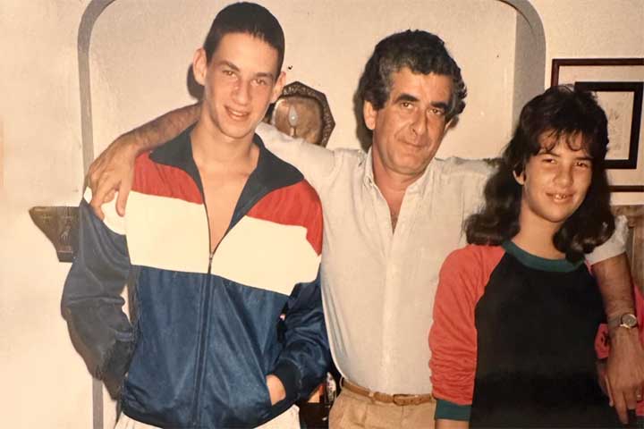 Durante a faculdade, criou o grupo de teatro Tangerina, onde dirigiu espetáculos. Em seguida, estreou na televisão com uma ponta em 