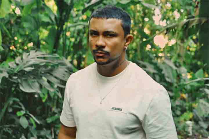 “Antes de trabalhar com a música, eu sempre ia a bailes de favela. Sempre tinha um amigo que às vezes estava envolvido, era muito difícil não presenciar a violência em quase todos os lugares aonde a gente ia. Eu fui pegando um pouco de uma coisa, emprestado de outra”, explicou. 
