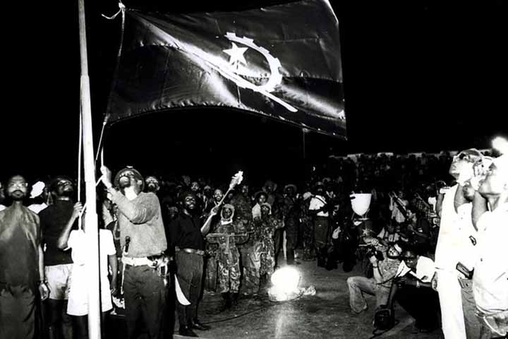 A proclamação da independência, feita na capital Luanda, foi celebrada com entusiasmo. Porém, poucas horas após o anúncio o país mergulhou em um conflito interno que duraria 27 anos, envolvendo o MPLA, a UNITA (União Nacional para a Independência Total de Angola) e a FNLA (Frente Nacional de Libertação de Angola). 
