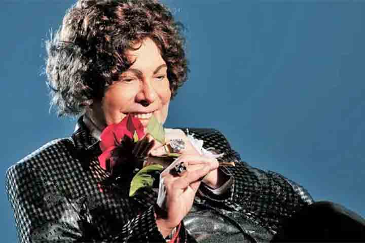 Seus figurinos chamavam atenÃ§Ã£o: roupas brilhantes, capas e detalhes extravagantes. Tudo isso fazia dele um artista Ã  frente de seu tempo, que entendia a importÃ¢ncia da imagem muito antes da televisÃ£o se consolidar como principal vitrine musical.
