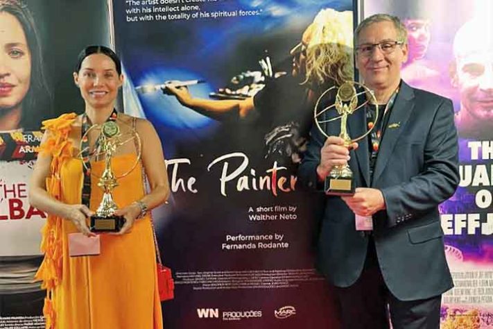 Atriz Mônica Carvalho é premiada no Ângel Film Award 2025