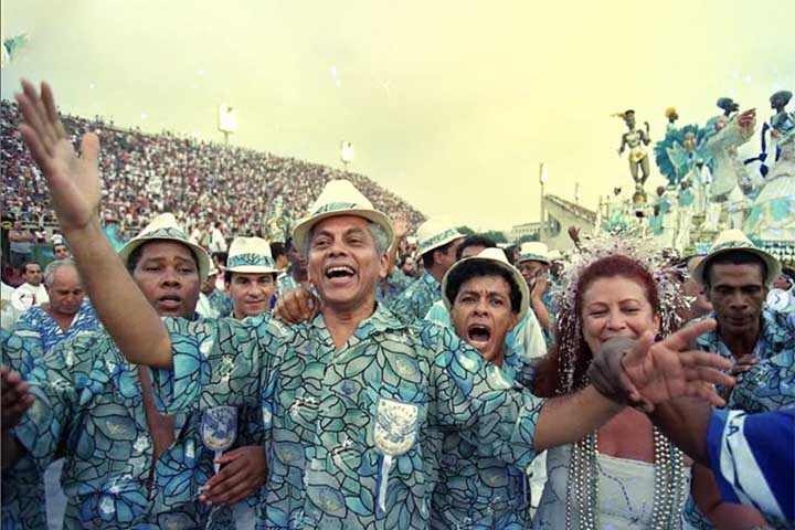 Em 1964, seu primo Oscar Bigode, que era diretor de bateria da Portela, o convenceu a mudar de escola de samba e o apresentou para a ala de compositores da agremiação de Oswaldo Cruz.