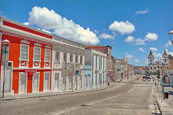Vizinha de Neópolis e Piaçabuçu, a cerca de 170 quilômetros da capital Maceió, Penedo combina charme colonial, cultura vibrante e o ritmo tranquilo de uma cidade ribeirinha.
