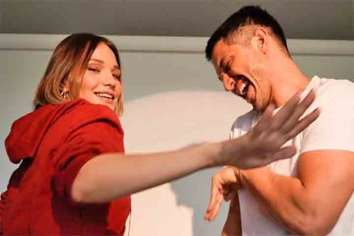 Em entrevista à revista Caras, Romulo contou que a ideia de reformar a residência surgiu durante o período da pandemia, quando ele e a esposa, Nilma Quariguasi, sentiram a necessidade de viver em um ambiente mais integrado à natureza. 
