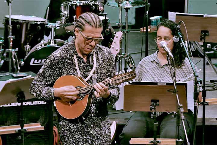 É um artista que reflete a miscigenação da identidade cultural brasileira em sua música. Afinal, combina raízes profundas com uma abertura a influências globais