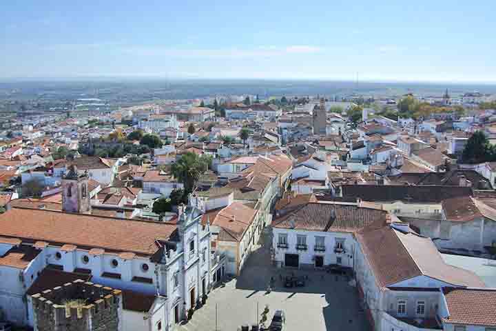 A indústria mineral também está presente. A região possui pedreiras que extraem mármore, granito e calcário, além de jazidas metálicas, como cobre.
