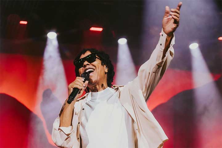 Na sequência, vieram álbuns marcantes como “Lilás” (1984), “Meu Lado” (1986) e “Não é Azul, Mas é Mar” (1987), com o sucesso “Oceano”. 
