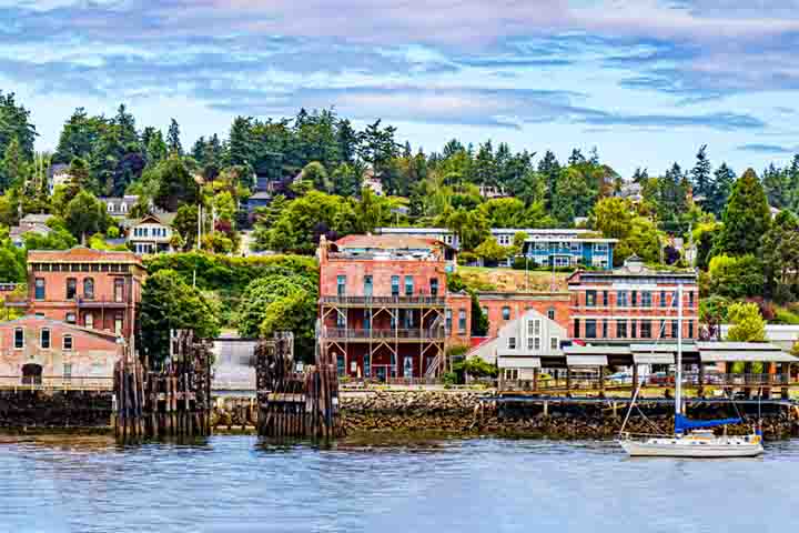 Para os visitantes, Carmel oferece uma experiência inesquecível. Além das praias, galerias e cafés, há eventos gastronômicos e feiras de arte que reforçam o caráter criativo da cidade. 
