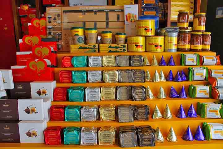 Entre essas indústrias, estão as de leite condensado e chocolate em pó, que impulsionaram doces tipicamente brasileiros como o brigadeiro. 