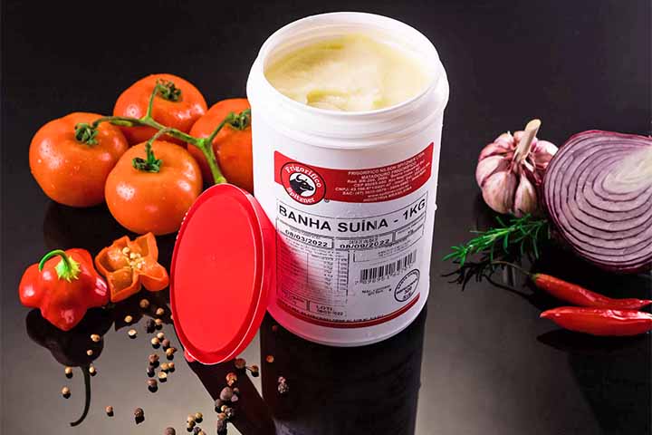 Ao contrário do óleo de soja e de canola, o processo de extração da banha não envolve o uso de solventes e a alta temperatura pouco causa a formação de gorduras maléficas ao corpo.