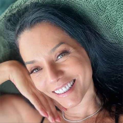 Atriz Mônica Carvalho é premiada no Ângel Film Award 2025