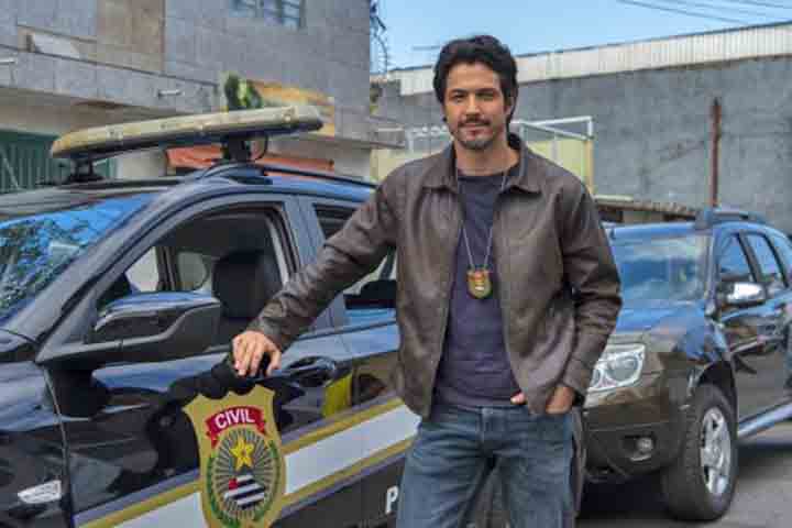 Em 2025, Romulo assumiu o papel principal da novela “Três Graças”, de Aguinaldo Silva, no horário nobre da Globo. Ele interpreta Paulinho Reiz, um policial honesto que se envolve com a mulher por trás do crime que investiga, personagem de Sophie Charlotte. 
