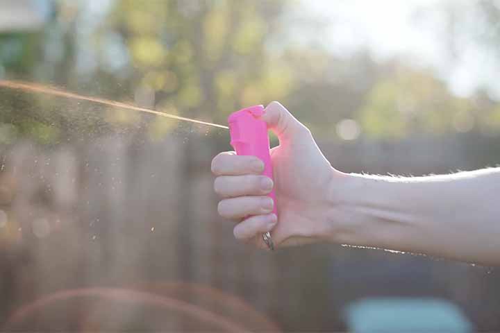 O spray de pimenta, também conhecido como spray de defesa pessoal, é um dispositivo de segurança projetado para incapacitar temporariamente uma pessoa que represente ameaça. 
