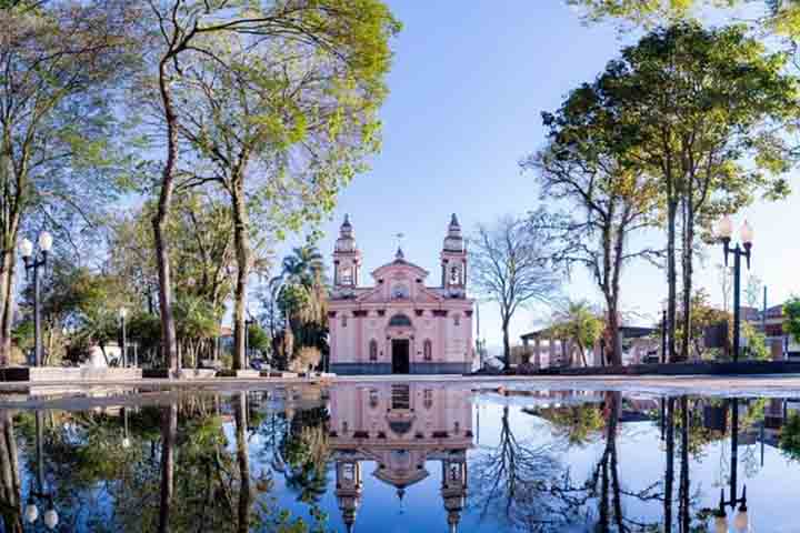 Entre os atrativos locais, destaca-se a Basílica do Senhor Bom Jesus de Tremembé. Fundada em 1672, ela é um marco da religiosidade local. 
