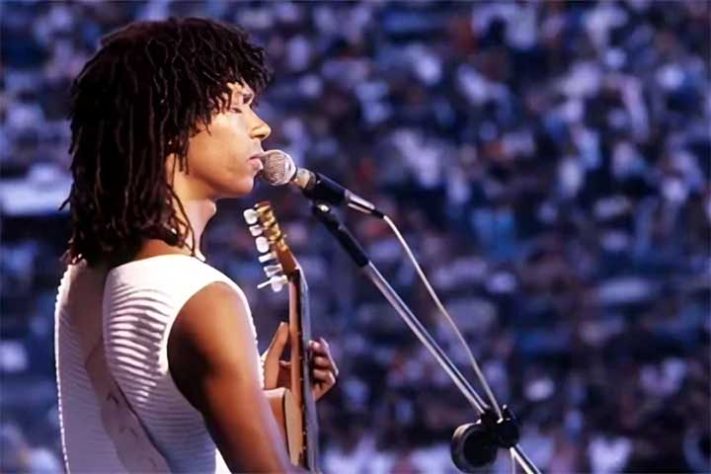 Djavan lança novo disco