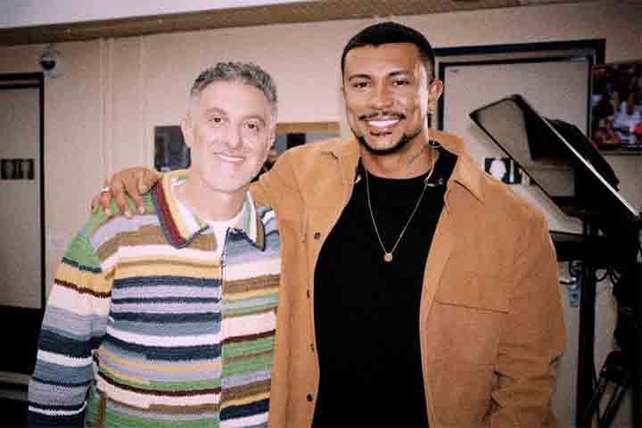 O artista ainda comentou como foi passar a conviver na carreira com pessoas que admirava, situação que inicialmente o deixava inseguro. Com o tempo, ele diz ter aprendido a lidar com isso de maneira natural.
