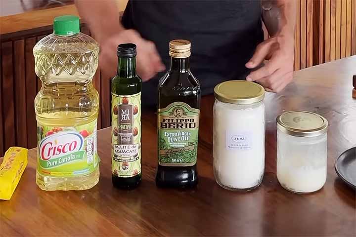 Embora a banha de porco seja uma boa opção para frituras, o azeite de oliva extra virgem continua sendo a melhor escolha para refogar rapidamente ou para consumir em saladas, devido às suas propriedades benéficas. 