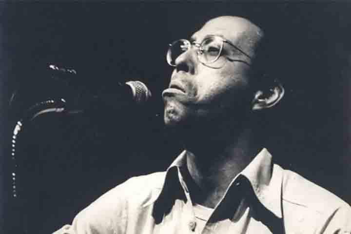 Em 1969, ganhou projeção nacional ao subir ao palco do IV Festival Internacional da Canção, da TV Globo, interpretando “Gothan City”. A apresentação se tornou um marco em sua trajetória, consolidando a canção como um de seus maiores sucessos - ao lado de “Vapor Barato”, composta em parceria com Waly Salomão.