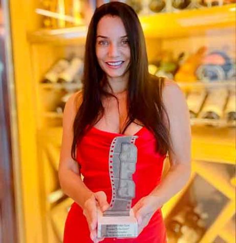 Atriz Mônica Carvalho é premiada no Ângel Film Award 2025