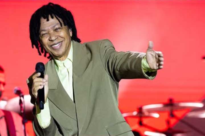 No novo milênio, Djavan ampliou sua independência artística com a criação da gravadora Luanda Records. De lá saíram “Vaidade” (2004), “Na Pista, etc.” (2005) e “Matizes” (2007), além de “Milagreiro” (2001), gravado em seu estúdio caseiro e impregnado de referências à terra natal, Alagoas. 
