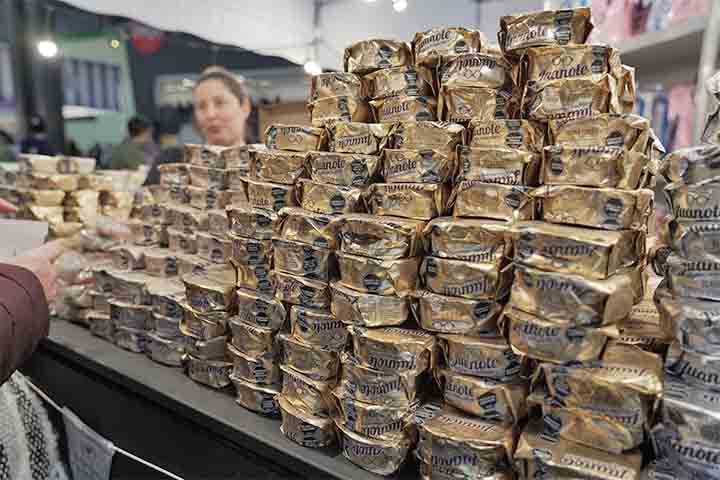 Contudo, no Brasil, a produção industrial de doces tem uma história diferente, com a influência inicial dos portugueses e o desenvolvimento posterior de indústrias nacionais de alimentos.