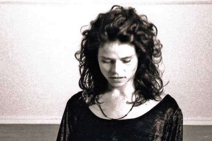 A morte de Cássia Eller, em 29 de dezembro de 2001, no Rio de Janeiro, causou enorme comoção nacional. A cantora sofreu um infarto do miocárdio, aos 39 anos, poucos dias após participar do especial de fim de ano da Rede Globo e no auge de seu reconhecimento artístico. 