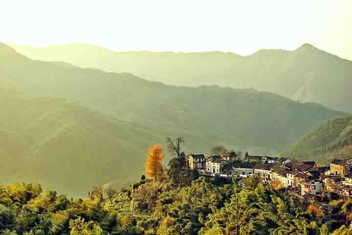 Esses elementos inspiram artistas e filósofos ao longo de décadas, tornando Huangshan um símbolo profundo da estética tradicional chinesa.