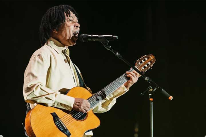 Vivendo uma fase intensa, Djavan prepara também uma nova turnê para 2026, intitulada “Djavanear 50 anos. Só Sucessos”, que percorrerá estádios e arenas em todo o país. 
