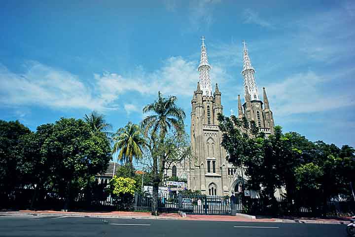 A fé se materializa na Grande Mesquita Istiqlal, uma das maiores mesquitas do Sudeste Asiático, construída para celebrar a independência. Ela fica em frente à Catedral de Jacarta, simbolizando a convivência religiosa da cidade.
