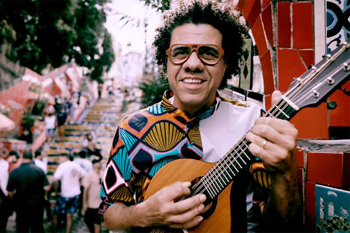 Possui dezenas de álbuns lançados, que vão desde trabalhos solo e em trio, como o aclamado 