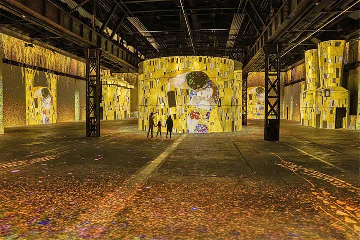 Paralelamente aos retratos requintados, Klimt produziu uma série de paisagens que revelam outra faceta de sua sensibilidade. 
