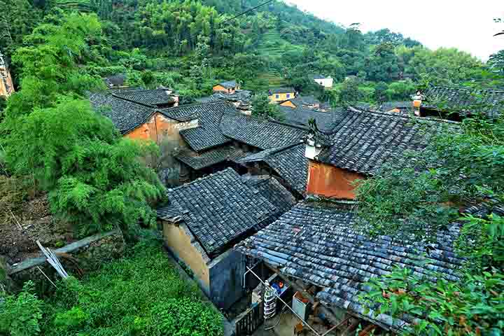 Além da beleza natural, a cidade ao pé da montanha preserva vilarejos antigos como Hongcun e Xidi, que mantêm a arquitetura tradicional da dinastia Ming e Qing.