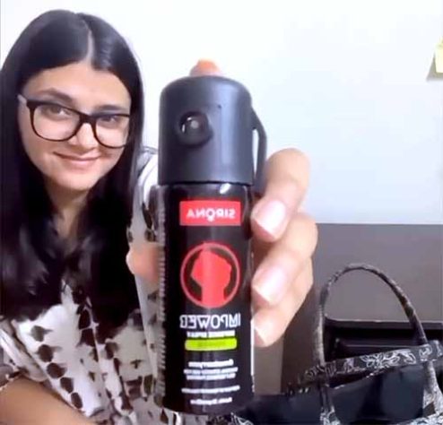 Governador do RJ sanciona lei que libera venda de spray de pimenta para mulheres