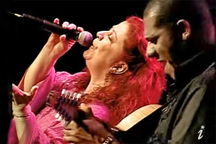 Ao longo da carreira, Beth acumulou números expressivos, com mais de 30 discos gravados, premiações importantes, incluindo discos de ouro e platina, e apresentações em diversas cidades do Brasil e do exterior. Levou o samba a palcos internacionais, passando por países da Europa, América e África, além de participar de festivais de prestígio como o de Montreux. 
