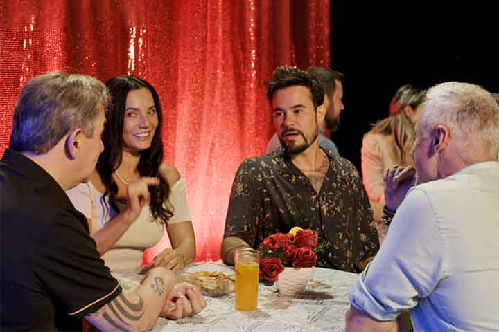 Ao longo de décadas de carreira, Mônica Carvalho construiu um percurso multifacetado, transitando entre moda, televisão, teatro, carnaval e produção artística.
