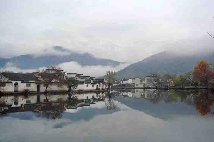 A região é também famosa pela produção de chás de alta qualidade, como o chá verde Maofeng e o chá Keemun.