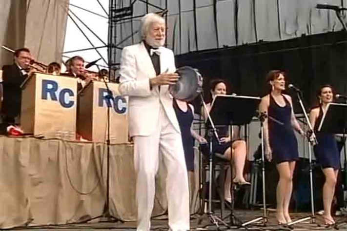 Maestro, arranjador e trombonista Ray Conniff 