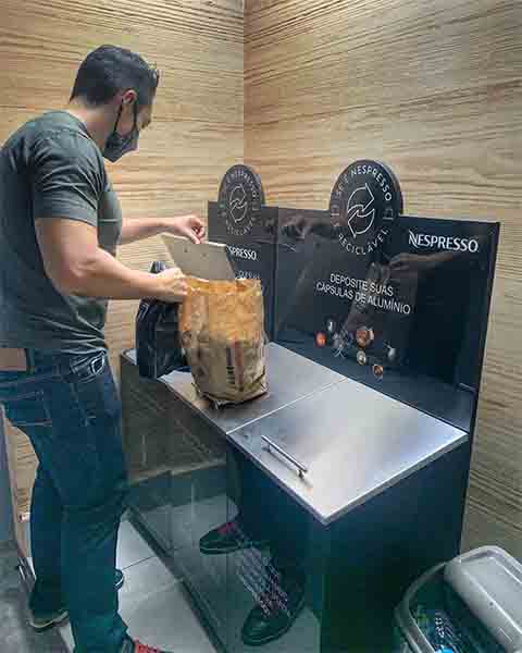 A ideia ganhou força nos anos 1970, quando engenheiros europeus desenvolveram sistemas capazes de extrair espresso com pressão ideal dentro de pequenas embalagens herméticas.