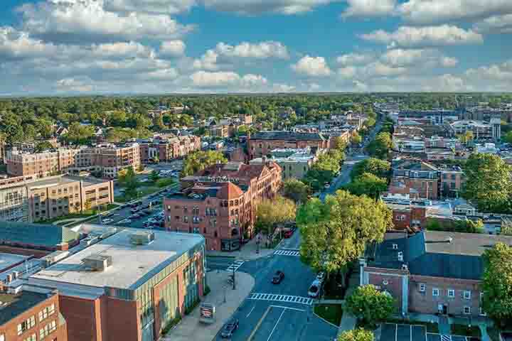 A ausência de grandes franquias e de placas luminosas no centro histórico é uma decisão deliberada para preservar a estética local. Animais de estimação são bem-vindos, o que contribui para o clima amistoso e familiar.

